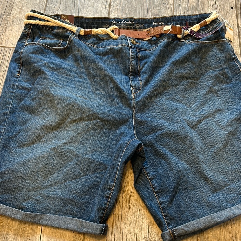 Gloria Vanderbilt slimming Bermuda shorts 24w